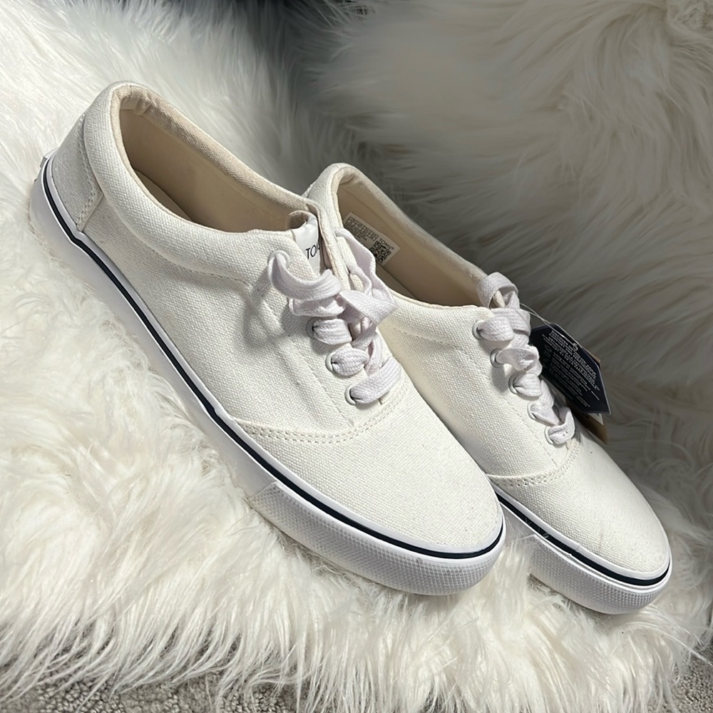 Tom’s sneaker size 9